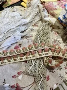 mix tissus nature et dentelles, galon de pompons