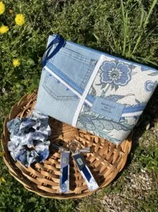 pochette upcycling jean fleurs ensemble coordonnée de créations textiles sur plateau en osier dans une champ de fleurs de printemps