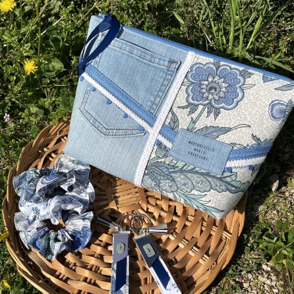 pochette upcycling jean fleurs ensemble coordonnée de créations textiles sur plateau en osier dans une champ de fleurs de printemps