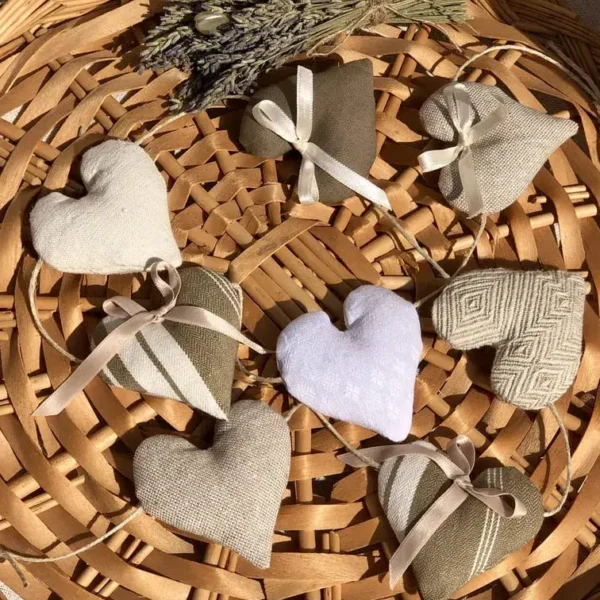 guirlande de coeurs de lavande de Provence beige, crème, marron et toile à matelas sur un plateau en osier