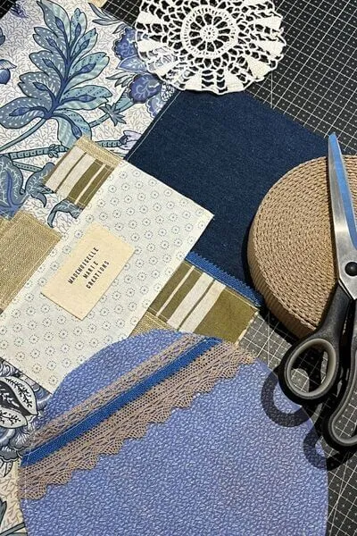 Réalisation en cours d'un patchwork bleu et beige selon la technique upcycling