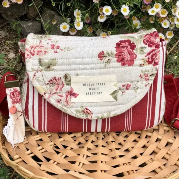Sac besace mini musette en toile bayadère rouge et blanc et tissu fleuri roses rouges upcyclée style bohème chic minimaliste sangle couleur rouge foncé