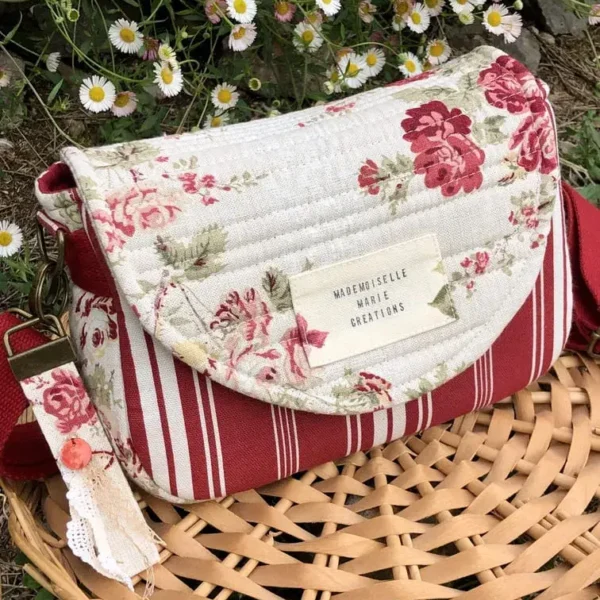 Sac besace mini musette en toile bayadère rouge et blanc et tissu fleuri roses rouges upcyclée style bohème chic minimaliste sangle couleur rouge foncé