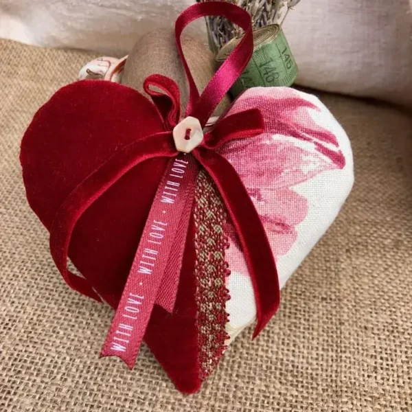 coeur_lavande_cadeau_femme_fete_meres_velours_rouge_fleur_chic