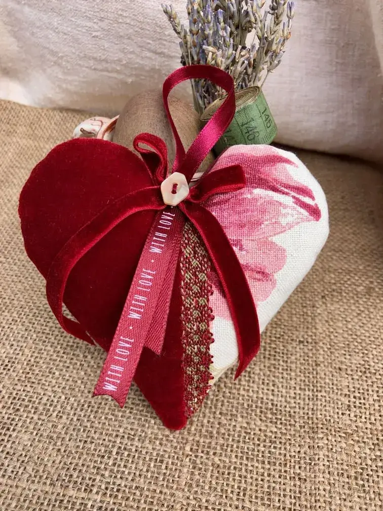 coeur_lavande_cadeau_femme_fete_meres_velours_rouge_fleur_chic