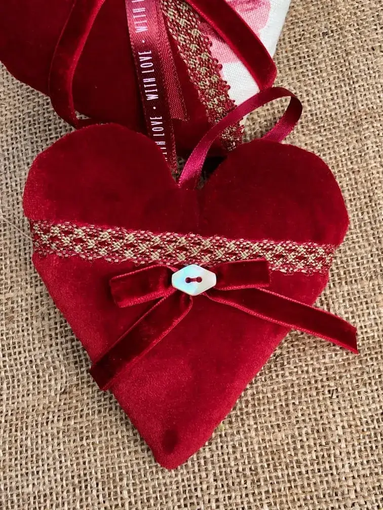 coeur_lavande_provence_velours_rouge_cadeau_amour_couture_fete_meres