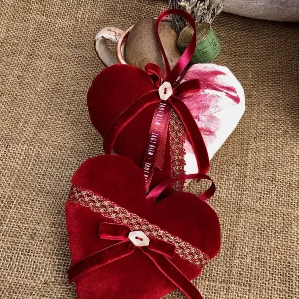 coeurs_lavande_velours_rouge_idee_cadeau_romantique_fete_meres_provence_chic