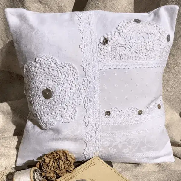 coussin_linge_ancien_blanc_dentelles_upcycling_décoration_premium_nacre_mademoiselle_marie_creations