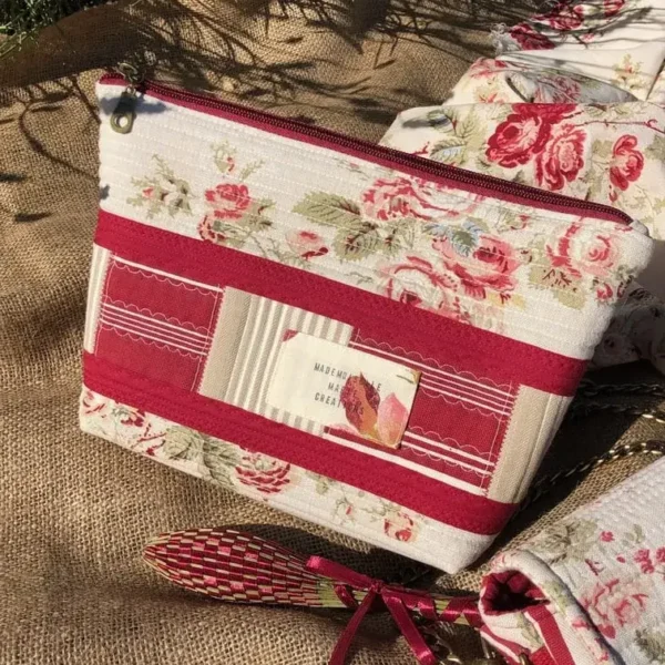 histoires_rouge_trousse_patchwork_bordeaux_fleurs_idees_cadeaux_femme_unique_createurs_upcycling histoires_rouge_trousse_patchwork_bordeaux_fleurs_idees_cadeaux_femme_unique_createurs_upcycling
