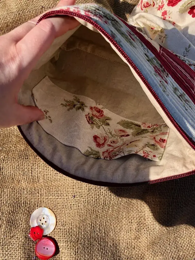histoires_rouge_trousse_patchwork_bordeaux_fleurs_idees_cadeaux_femme_unique_createurs_upcycling_intérieur