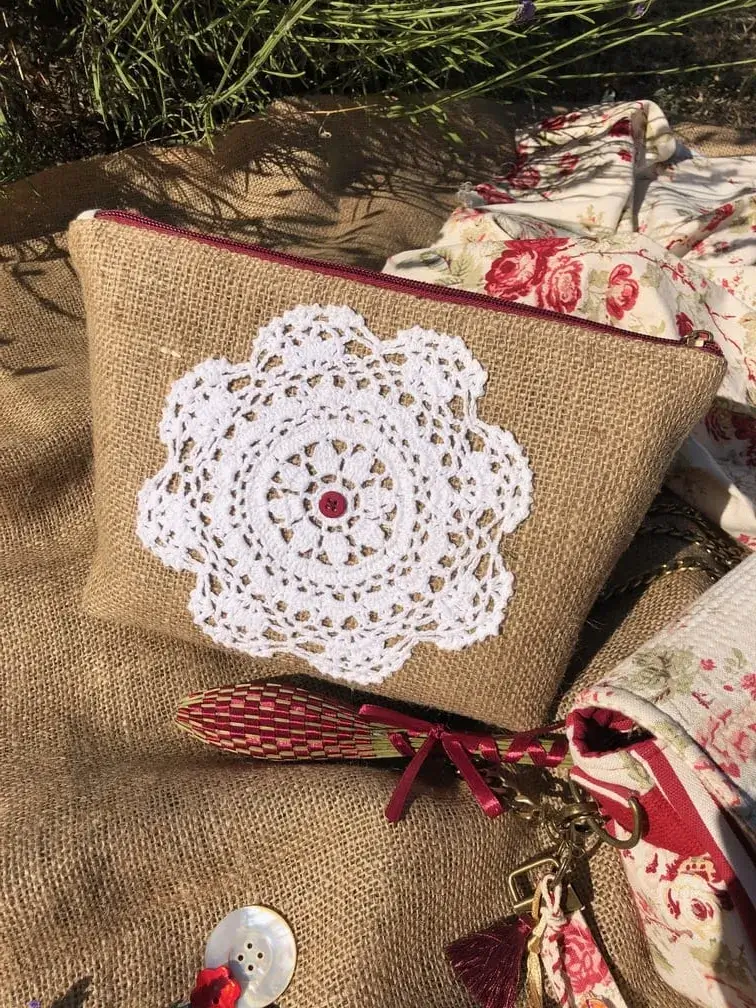 histoires_rouge_trousse_patchwork_bordeaux_fleurs_idees_cadeaux_femme_unique_createurs_upcycling_napperon