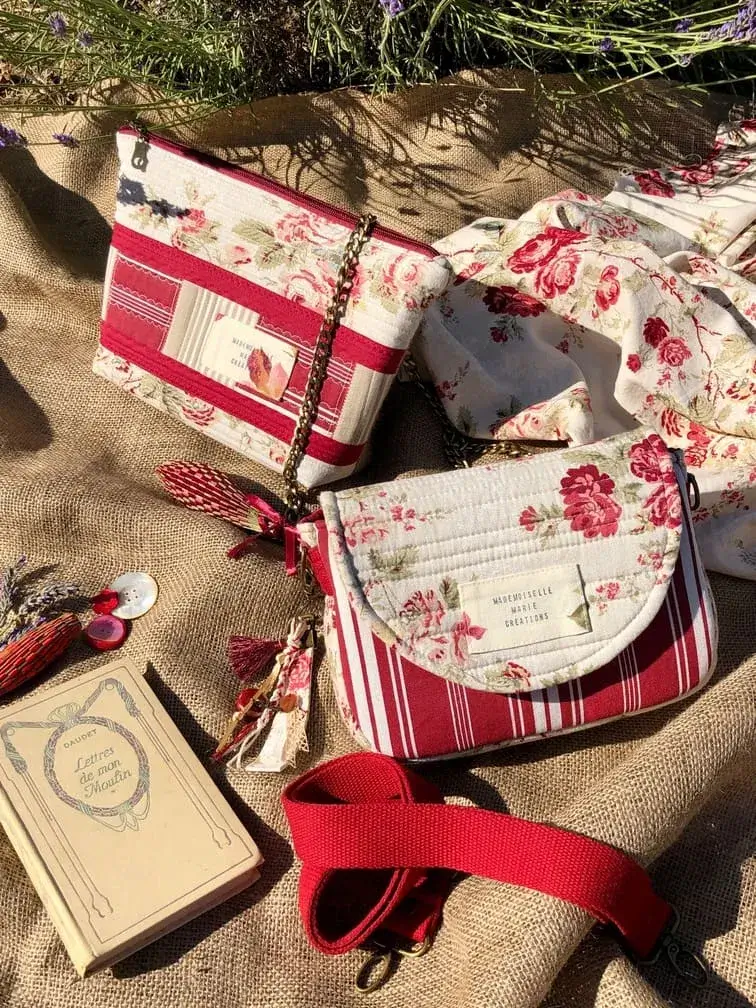 sac_besace_crossbody_banane_histoires_rouge_bordeaux_mini_musette_passionnée