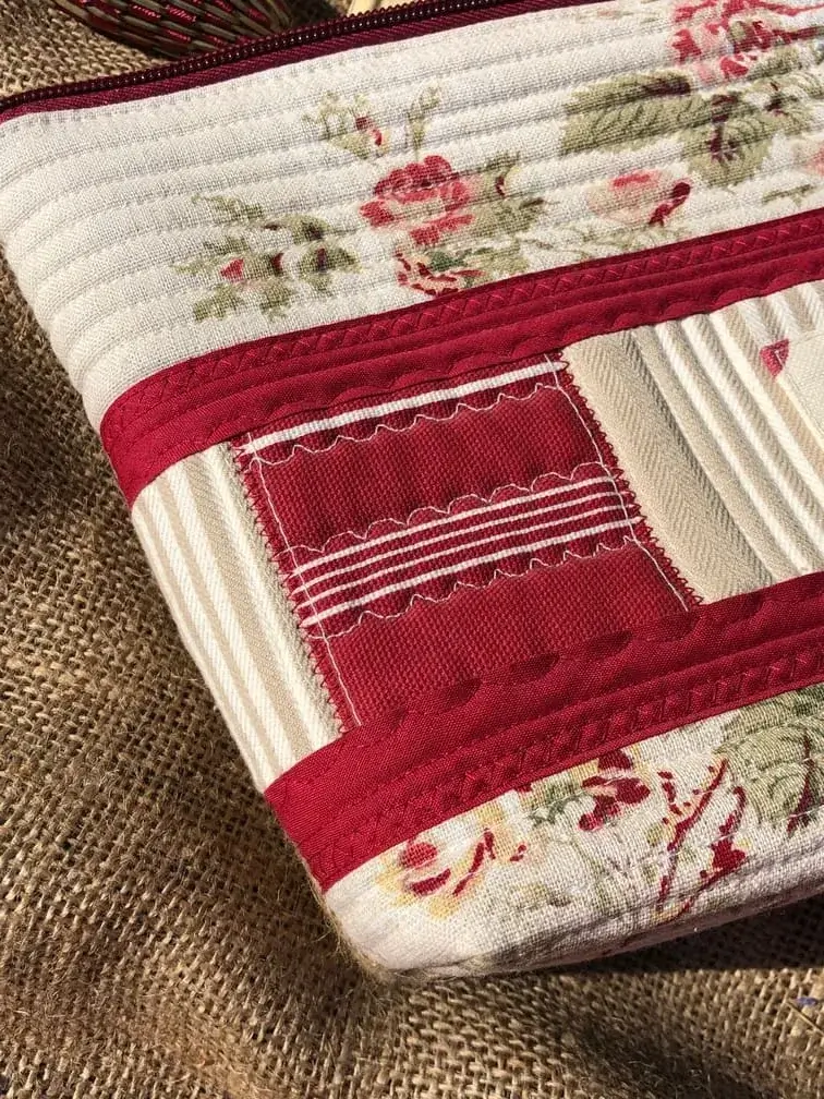 trousse_patchworck_bordeaux_fleurs_fleuri_art_textile_linge_upcycling_surcyclage_cadeau_original