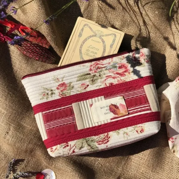 trousse_patchworck_bordeaux_fleurs_fleuri_art_textile_linge_upcycling_surcyclage_cadeau_original_unique