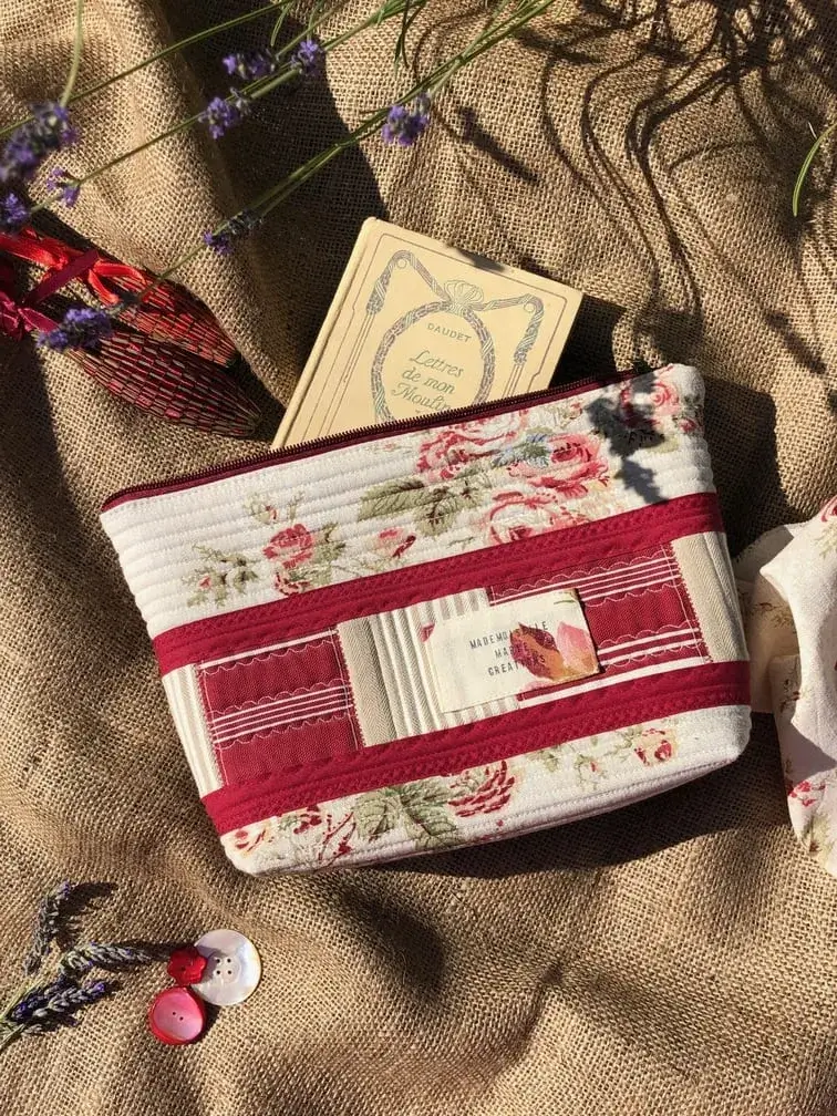 trousse_patchworck_bordeaux_fleurs_fleuri_art_textile_linge_upcycling_surcyclage_cadeau_original_unique