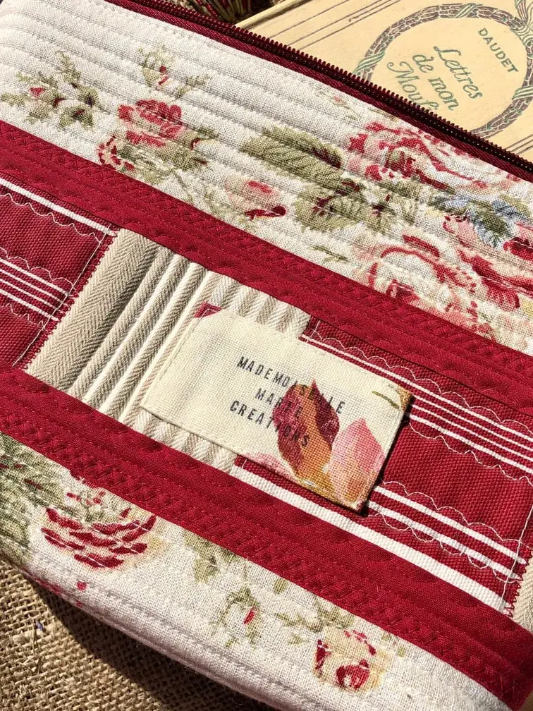 trousse_patchworck_bordeaux_fleurs_fleuri_art_textile_linge_upcycling_surcyclage_cadeau_unique