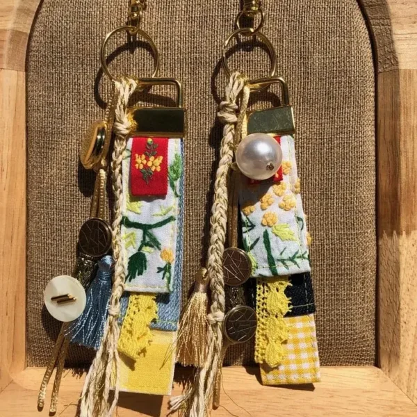 idee_cadeau_porte_cles_grigri_mimosa_jean_bijou_de_sac_tendance_2026_upcycling