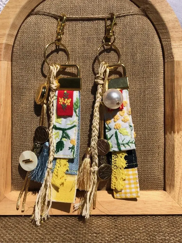 idee_cadeau_porte_cles_grigri_mimosa_jean_bijou_de_sac_tendance_2026_upcycling