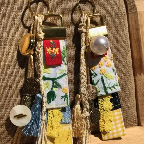 idee_souvenir_provence_porte_cles_grigri_mimosa_jean_bijou_de_sac_tendance_2026_upcycling