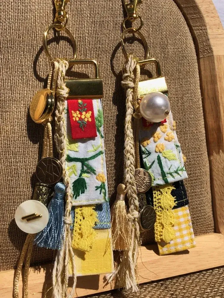 idee_souvenir_provence_porte_cles_grigri_mimosa_jean_bijou_de_sac_tendance_2026_upcycling
