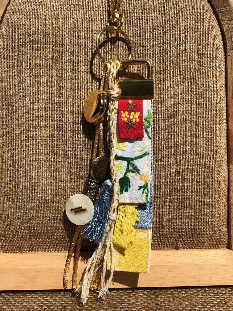porte_cles_grigri_mimosa_jean_bijou_de_sac_tendance_2026_upcycling