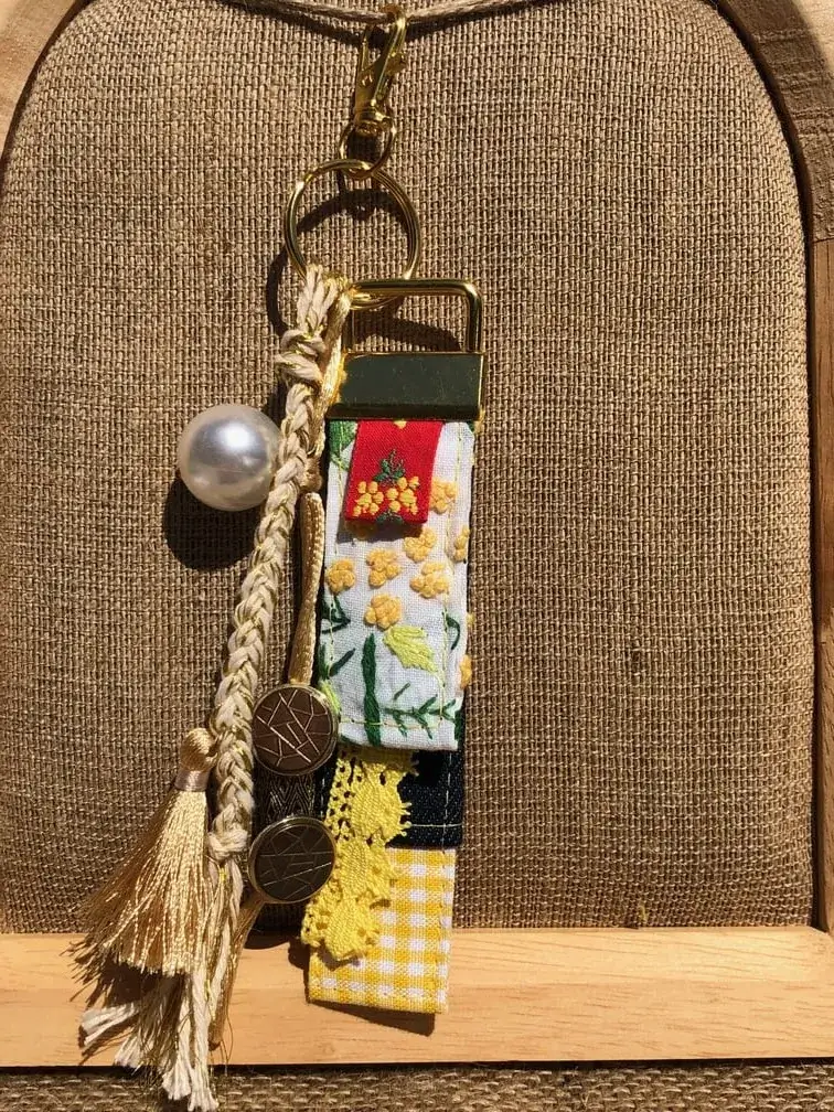 porte_cles_grigri_mimosa_jean_brut_bijou_de_sac_tendance_2026_upcycling