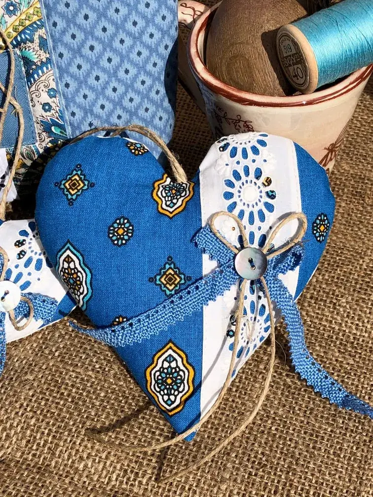 coeur_de_lavande_provence_tissu_provencal_typique_bleu_dentelle