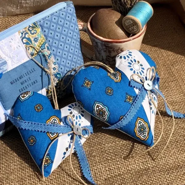 coeurs_de_lavande_provence_tissu_provencal_typique_bleu_dentelle
