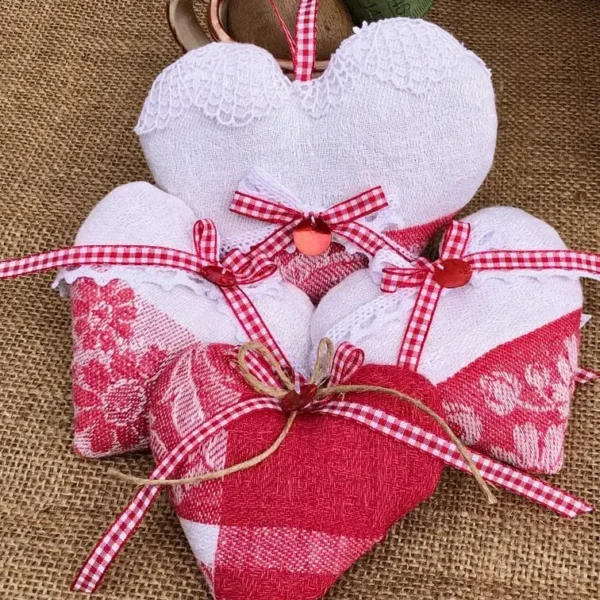 coeurs_lavande_linge_ancien_damasse_rouge_blanc_dentelles_nacre_vichy_maison_de_famille_comptoir