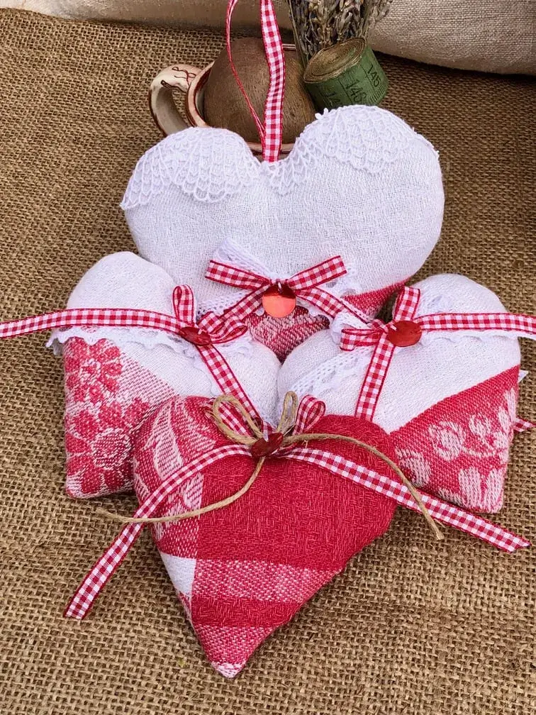 coeurs_lavande_linge_ancien_damasse_rouge_blanc_dentelles_nacre_vichy_maison_de_famille_comptoir