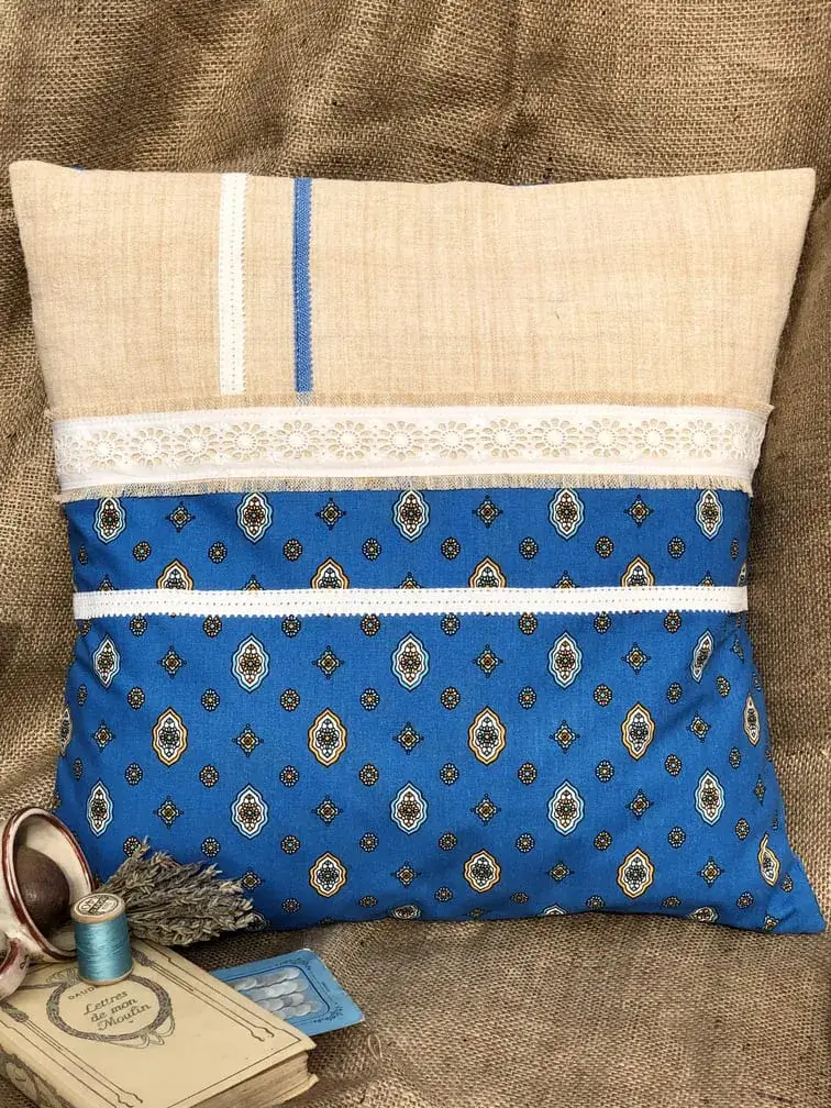 housse_coussin_tissu_provençale_brillane_bleu_decoration_dentelle