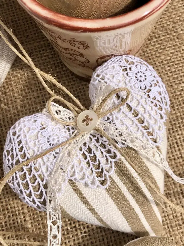 petit_coeur_de_lavande_provence_toile_matelas_dentelle_nacre_lin_idee_cadeau_femme_mère