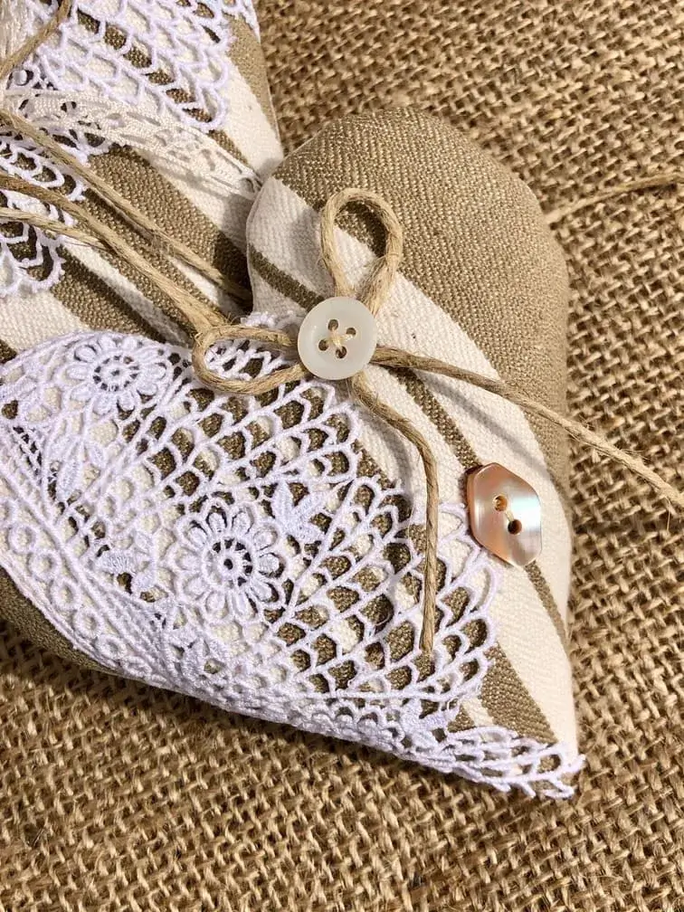 petit_coeur_de_lavande_toile_matelas_dentelle_nacres_idee_cadeau_romantique