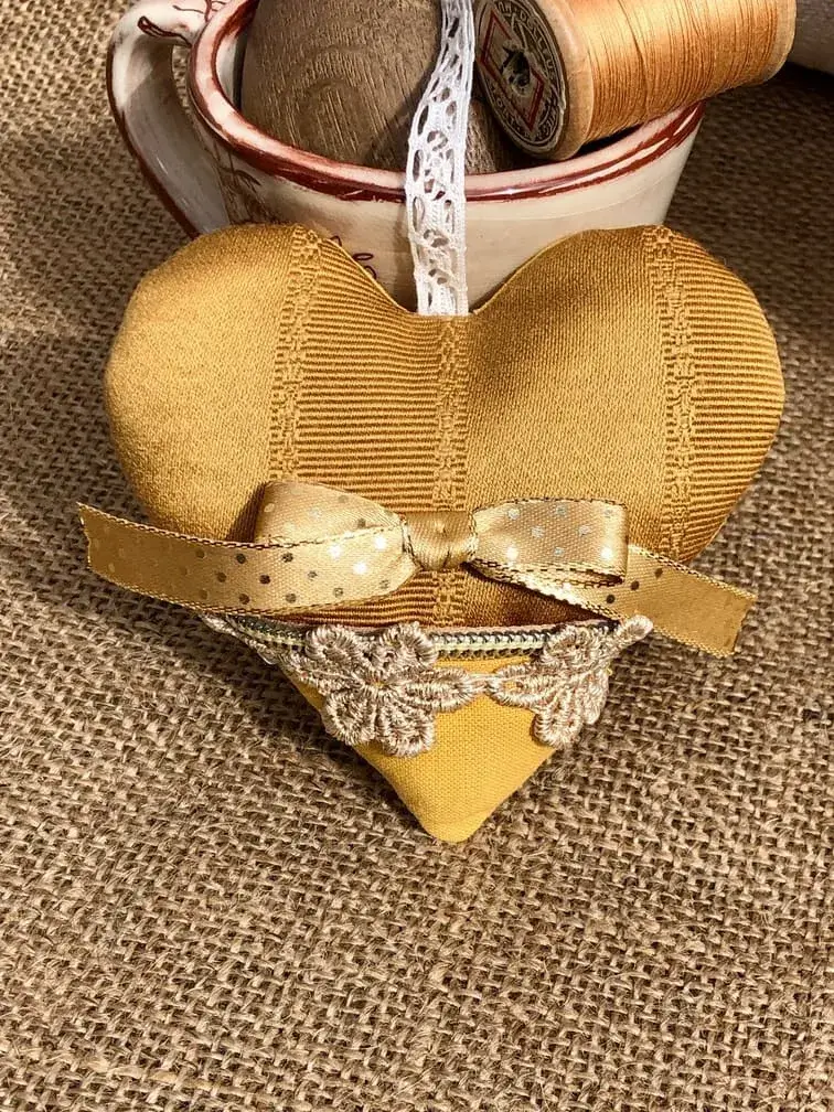 petit_coeur_doré_jaune_cadeau_du_sud_lavande_provence