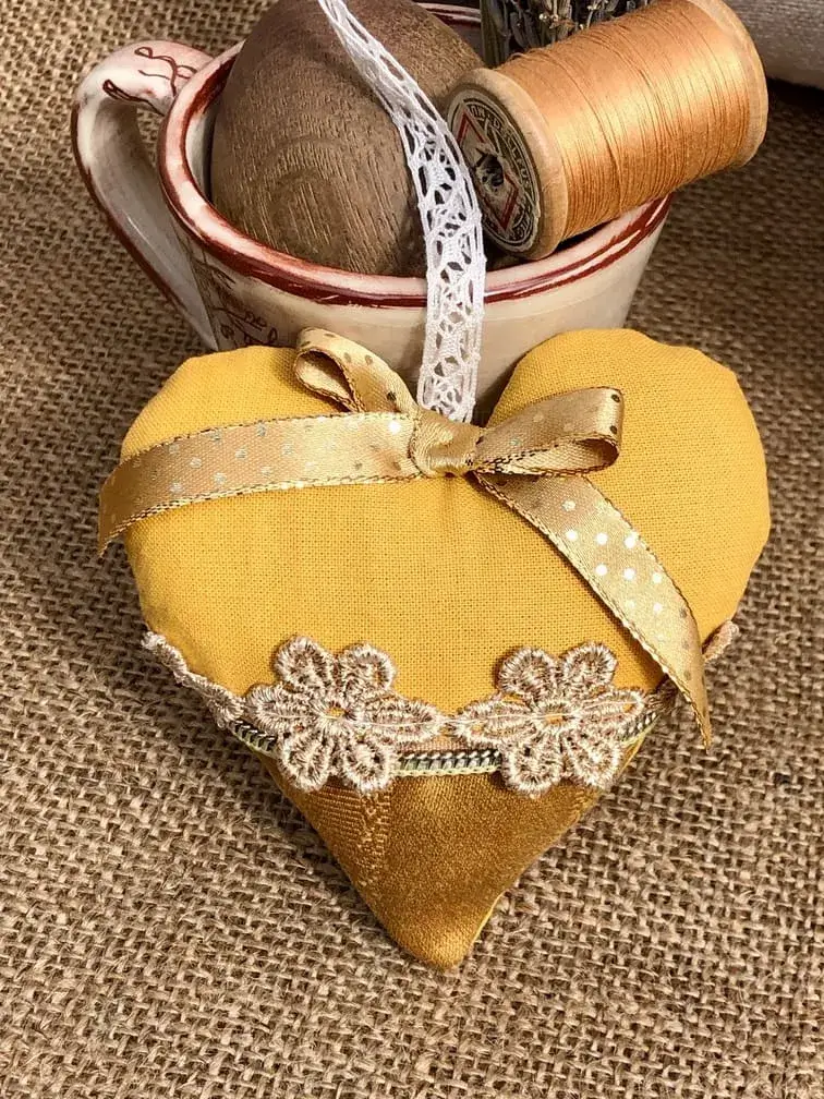 petit_coeur_lavande_tissu_jaune_doré_upcycling_femme_cadeau_fait_main