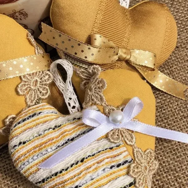 petit_coeur_tissus_jaune_tissage_haute_couture_perle