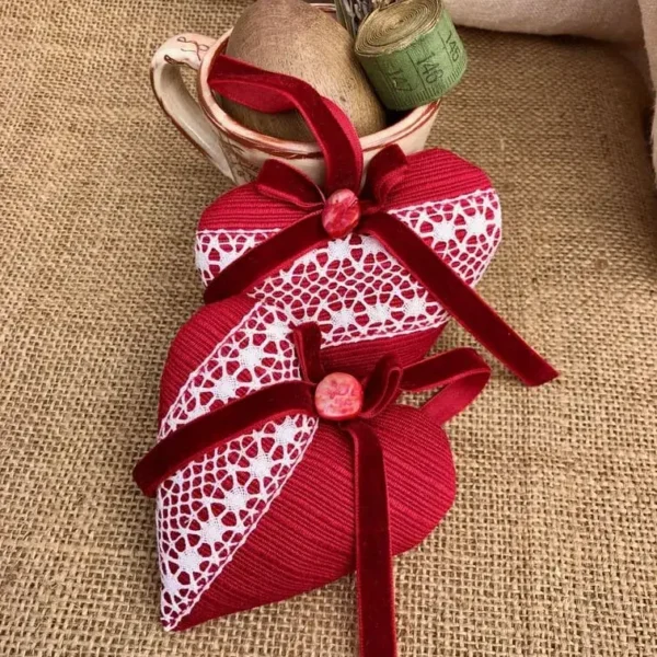 petits_coeurs_lavande_rouge_dentelle_bouton_bijou_cadeau_femme_mere_provence