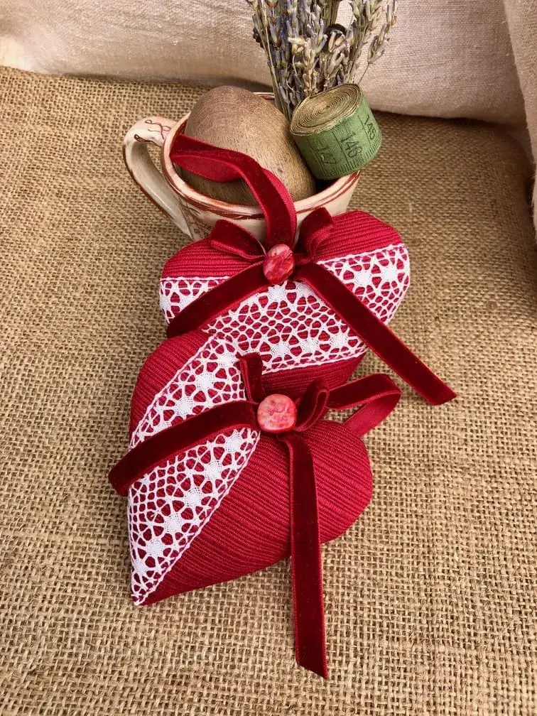 petits_coeurs_lavande_rouge_dentelle_bouton_bijou_cadeau_femme_mere_provence