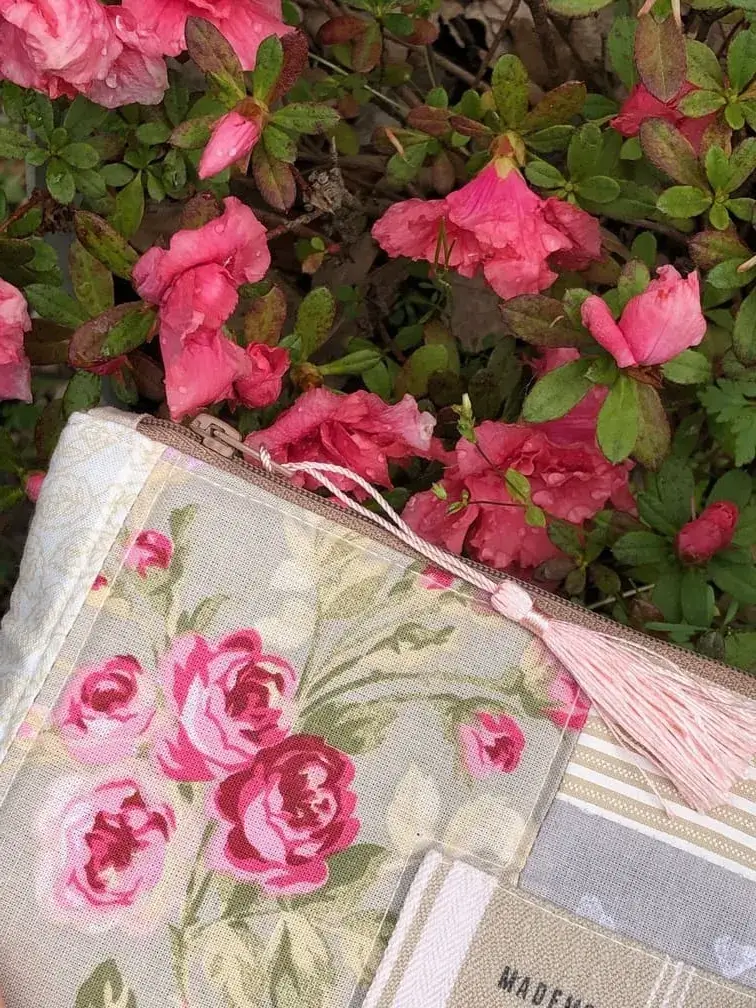 trousse_artisanale_fleurs_azalee_shabby_pastel_vintage_idee_cadeau