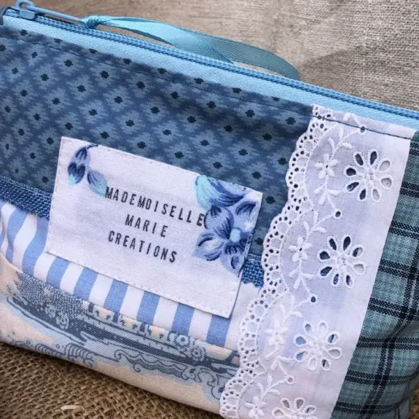 trousse_bleu_glacier_dentelle_provence_fait_main