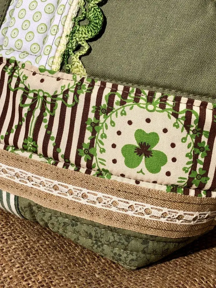 trousse_jour_de_chance_patchwork_porte_bonheur_trèfle_dentelle_idée_cadeau