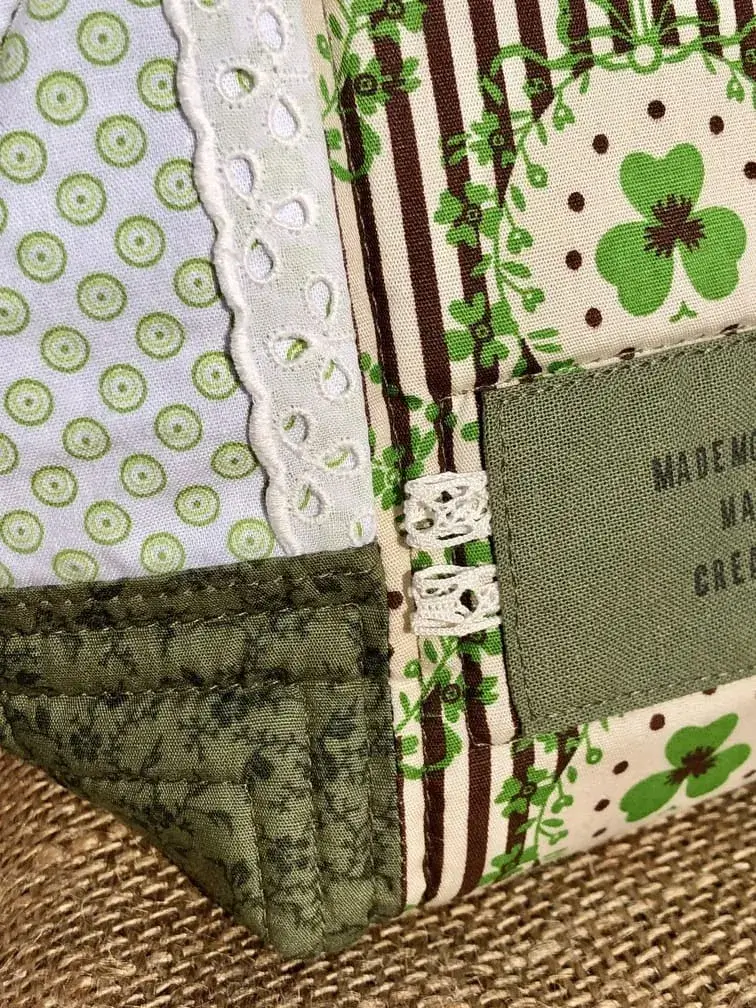 trousse_napperon_dentelles_fait_main_trèfle_patchwork_idee_cadeau_chance