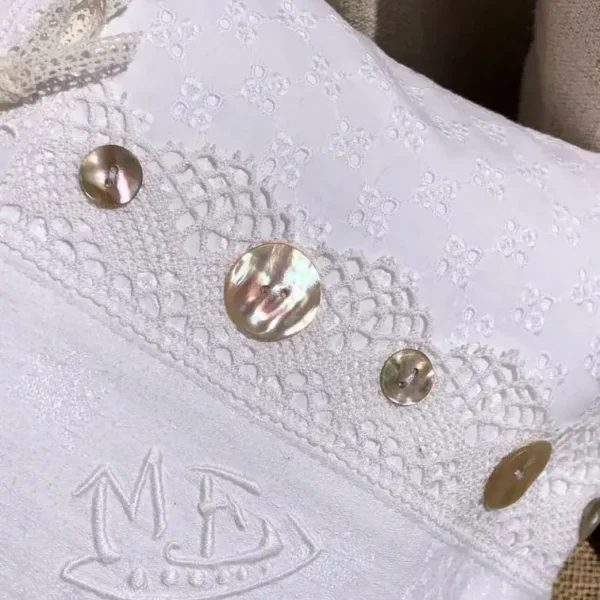 blanc_lumière_trousse_bouton_nacre_idee_cadeau_linge_ancien_upcycling
