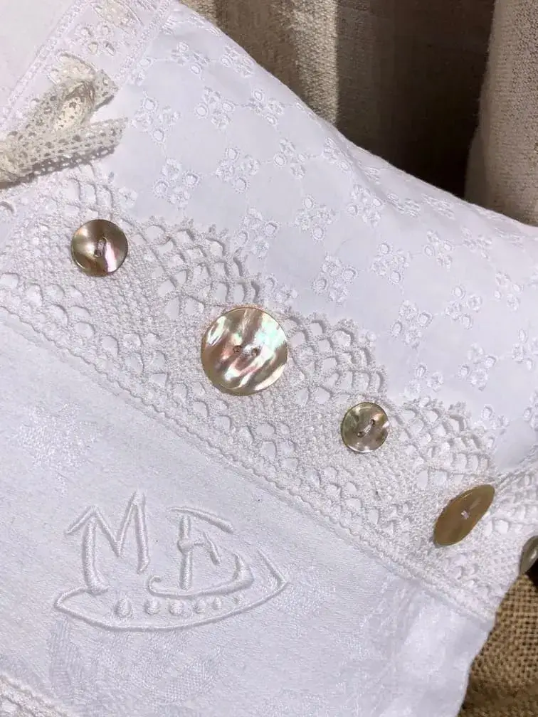 blanc_lumière_trousse_bouton_nacre_idee_cadeau_linge_ancien_upcycling