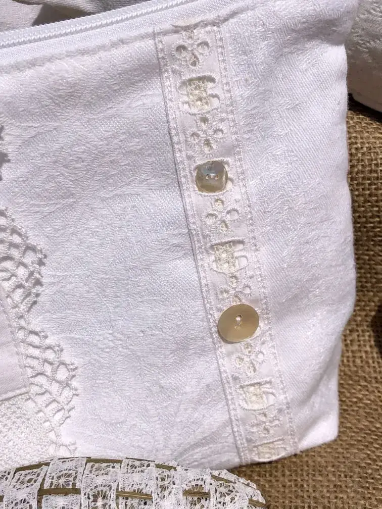 blanc_lumière_trousse_pompon_idee_cadeau_linge_ancien_upcycling_nacre