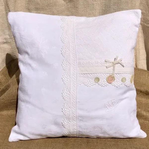 housse_coussin_blanc_lumiere_decoration_luxe_chic_shabby_dentelle_nacre_monogramme_st_tropez