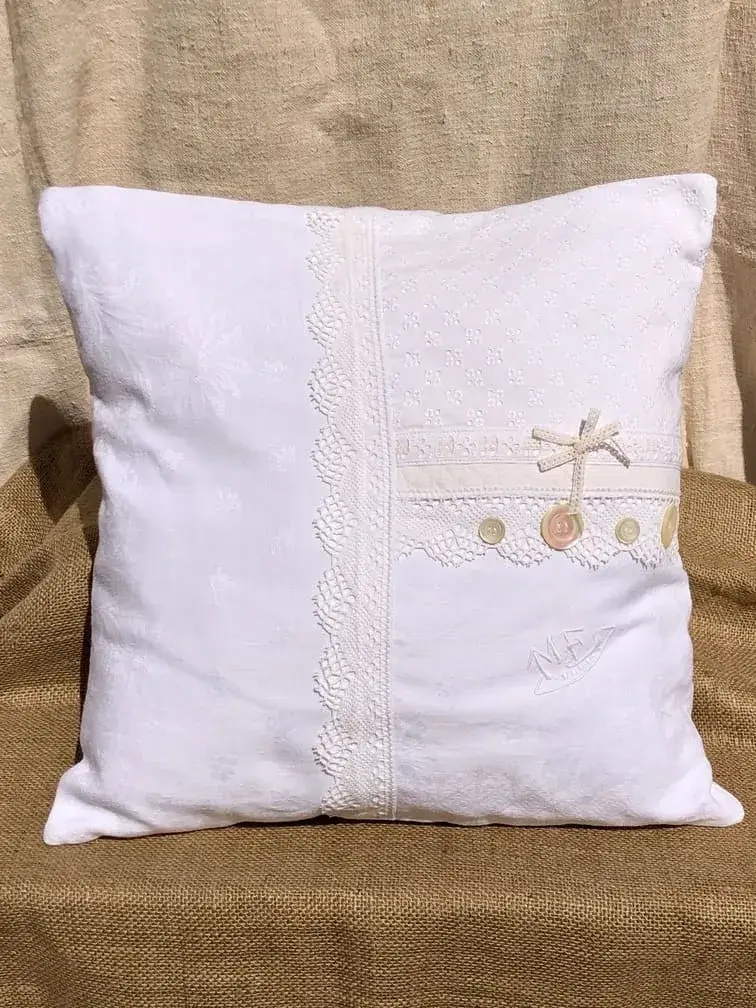 housse_coussin_blanc_lumiere_decoration_luxe_chic_shabby_dentelle_nacre_monogramme_st_tropez