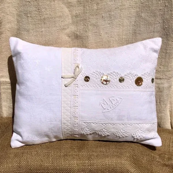 housse_coussin_blanc_lumiere_decoration_luxe_chic_shabby_dentelle_nacre_monogramme_st_tropez_cloud_dancer