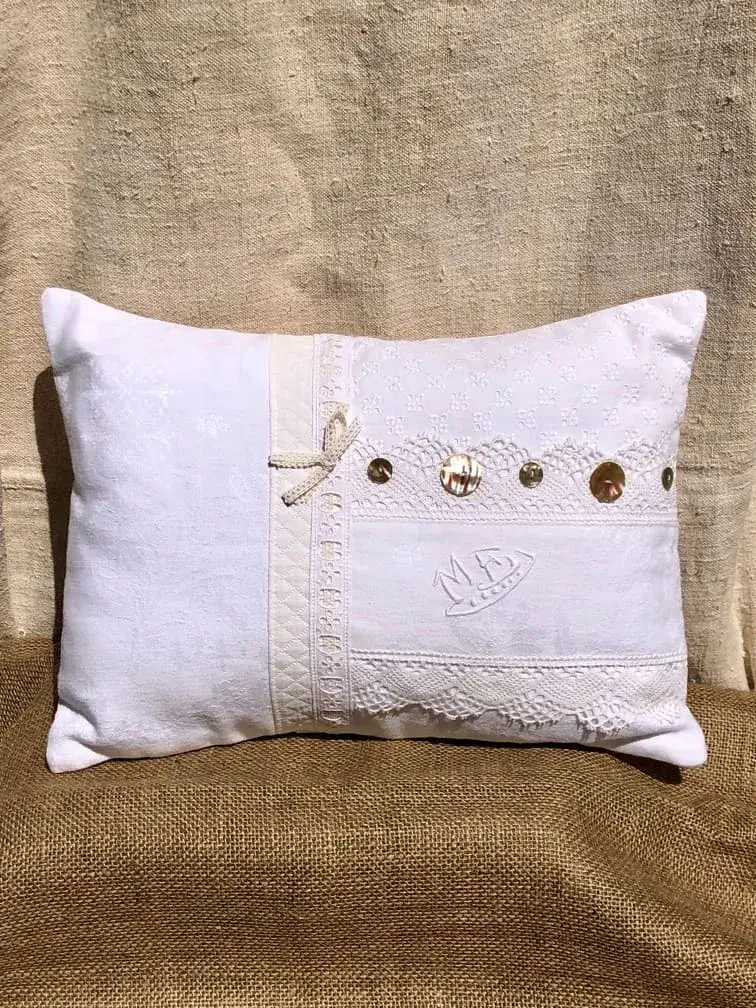 housse_coussin_blanc_lumiere_decoration_luxe_chic_shabby_dentelle_nacre_monogramme_st_tropez_cloud_dancer