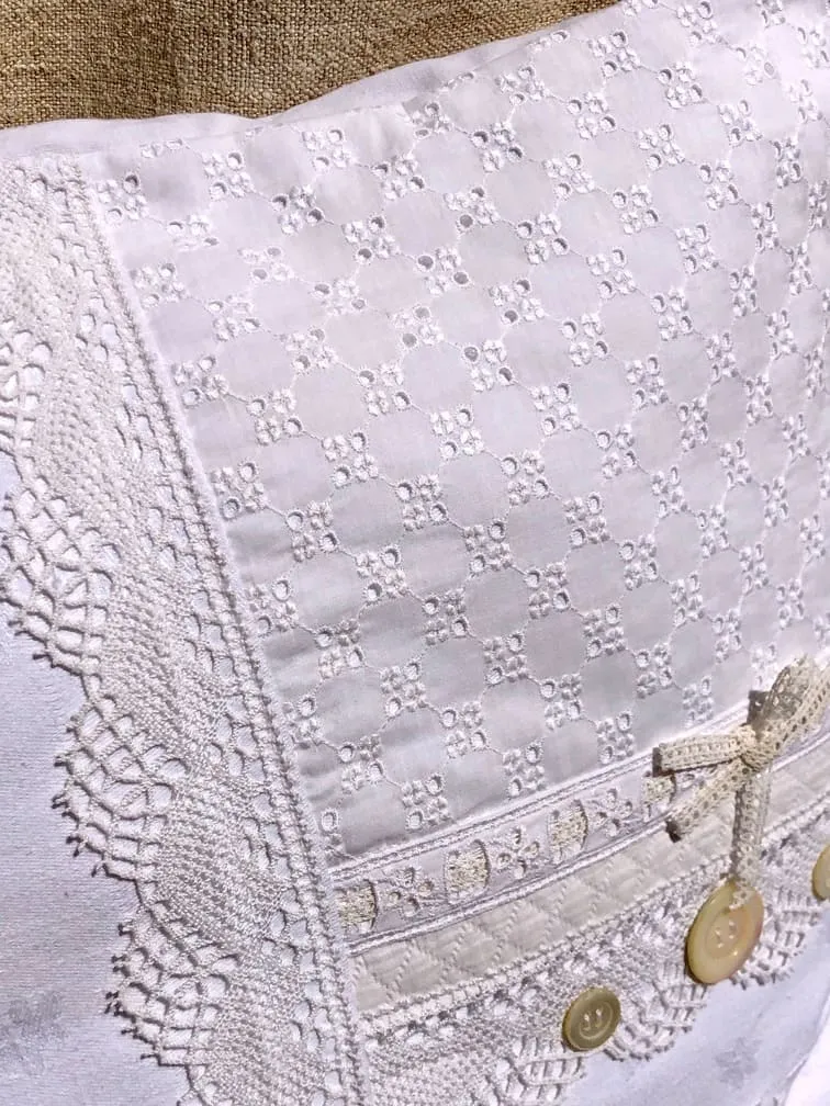 housse_coussin_blanc_lumière_linge_ancien_nacre_dentelles_piqué_damassé